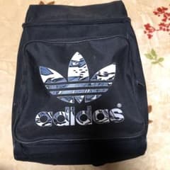 adidasのサムネイル