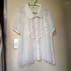 新品❣️のまま眠ってた^^;フリル&レースにくるみボタンもが可愛いブラウス♡のサムネイル