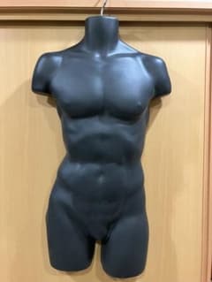 黒のプラスチック製上半身マネキン 黒 上半身マネキン 約70cm - メルカリ