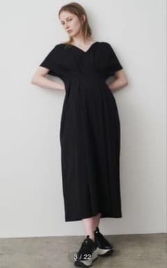 美品【ELENDEEK】Vネックタックジャージーワンピースのサムネイル