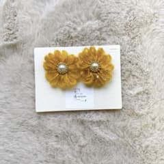 【スワロ付】ふわふわフラワーピアス♡ハンドメイドのサムネイル