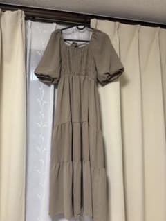 グレージュ　パフスリーブ　ティアードワンピースのサムネイル