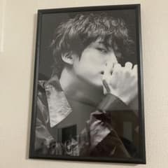 BTS　JIN A4サイズ額入りモノクロ写真のサムネイル
