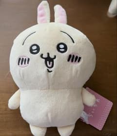 치이카와 보이스가있는 봉제 장난감 토끼 몇 번 밀었다