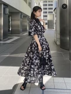 rienda　シャープカラースリーブ ワンピース 花柄 黒 S ベルト ロング丈のサムネイル