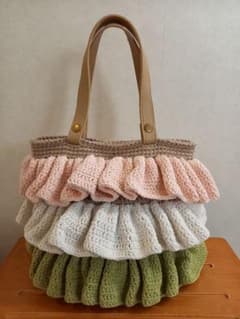 手編みフリル付きバッグ　百均素材　かぎ針編み　ハンドメイドのサムネイル