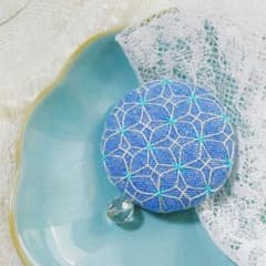 【天然石×刺し子】刺し子ブローチ 紫陽花刺し クリスタル輝くくるみボタンブローチのサムネイル