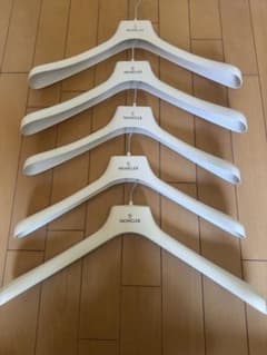 MONCLER ハンガー 4本セット ※1本オマケで5本 - メルカリ
