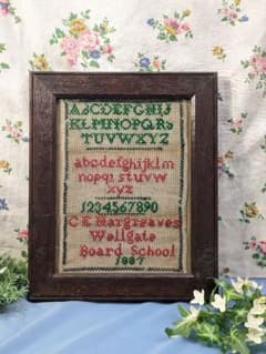 イギリス アンティーク 1887年 スクールサンプラー 刺繍額 イギリス アンティーク 1887年 スクールサンプラー 刺繍額 - メルカリ