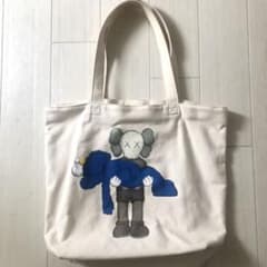 カウズ　KAWS  UT  ユニクロ　トートバッグのサムネイル