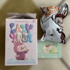 ク*ア様 明日まで！ラブブ LAZY YOGA フィギュアのサムネイル