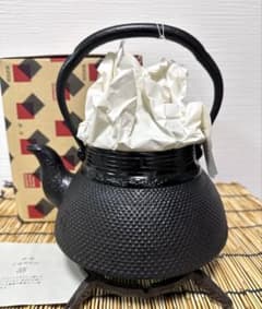 未使用品　南部岩鋳四代目清末作 　真作保証　１８型九重アラレ　南部鉄瓶 新品、供箱等付属品付 南部岩鋳四代目清末作 真作保証 18型アラレ