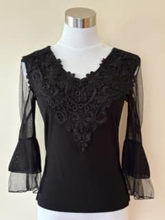 【美品】黒い刺繍 レッスンウェア トップスのサムネイル