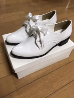 (美品)オックスフォードシューズ　レディース　24.5cm 白　エナメル　リボンのサムネイル
