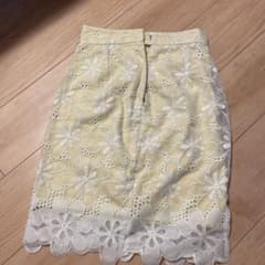 黄色い花柄スカートのサムネイル