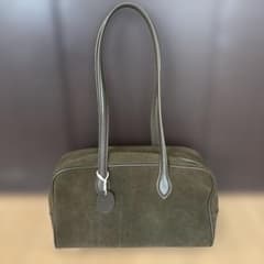 値下げ！TOUT Y EST オリーブグリーン スエード ハンドバッグ - メルカリ