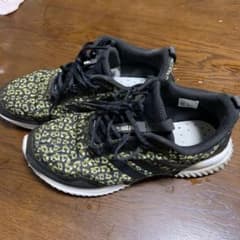 adidas ヒョウ柄 ランニングシューズのサムネイル