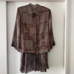 里麻 ミセス レディース服 婦人服 春先セットアップ 茶色系　プリーツスカート