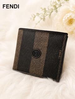 こ*K様 【ほぼ未使用】300円スタート‼️ FENDI ペカン柄　二つ折り財布のサムネイル