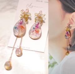 花の雫　フラワー レジン アシンメトリー サージカルステンレスピアスのサムネイル