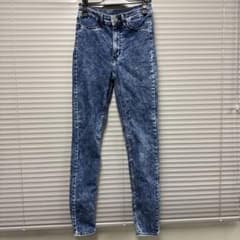 H＆M ケミカルウォッシュ スキニーデニムパンツのサムネイル