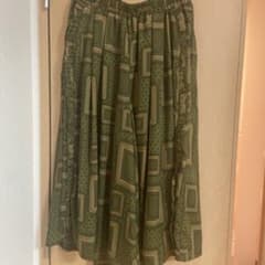 アンドラブのカーキ色キュロットパンツ