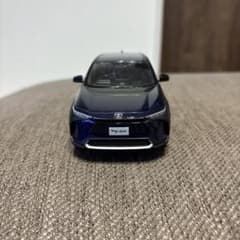 トヨタ bZ4X 色見本 ミニカー 非売品のサムネイル
