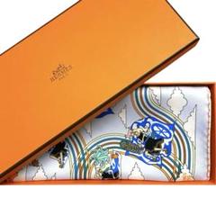 新品未使用 紙タグ付き エルメス シルクスカーフ ガヴロッシュ 空飛ぶカレ 白 新品未使用 紙タグ付き エルメス シルクスカーフ ガヴロッシュ