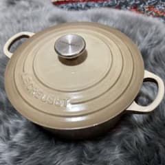 週末限定大幅値下げ！　ルクルーゼ　ココット　ロンド　18cm ナツメグのサムネイル