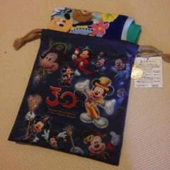 あゆママ様 専用！3/20までディズニー30周年記念 巾着とハンドタオルのセットのサムネイル