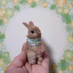 バンダナを巻いたブラウンのうさぎさん　動物ぽんぽんハンドメイドのサムネイル