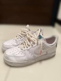 Nike Air Force 1 ホワイトスニーカーのサムネイル