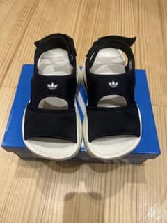 adidas サンダル 黒/白のサムネイル
