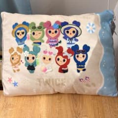 TWICE LOVELYS さんかくリラックスクッション しまむら コラボ - メルカリ