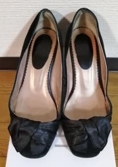 リボンモチーフローヒールパンプス　黒色のサムネイル