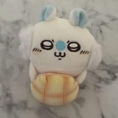 ちいかわ デスクトップから見守るひっかけぬいぐるみ（メロンパン持ち