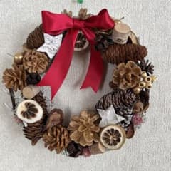 ナチュラルクリスマスリース 赤いリボン付きのサムネイル