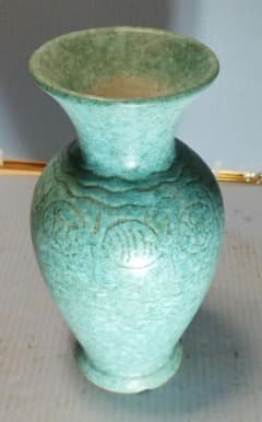 淡い緑色の彫刻模様の花瓶 青緑色 彫刻模様 花瓶 - メルカリ
