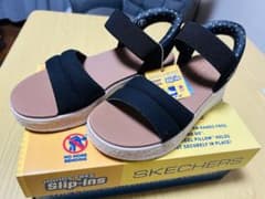 期間限定7／31までSKECHERS BOBS スリッポンサンダル ブラックのサムネイル