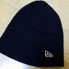 NEW ERA 黒×金 ニット帽のサムネイル