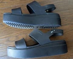 Crocs LiteRide 厚底サンダル 黒