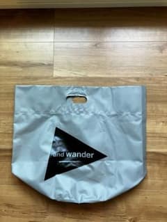 and wander タープバック　グレー