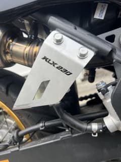 KLX230 リアブレーキ リザーバータンク固定プレートのサムネイル