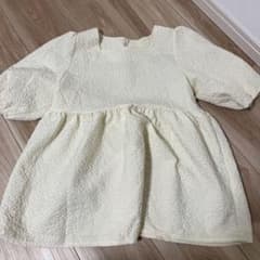 クリーム色のポリエステル半袖トップス Mサイズのサムネイル