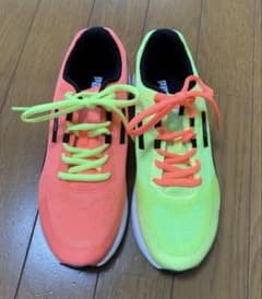 すんすん様専用　PUMA キッズスニーカー 23cm ピンク/イエローのサムネイル