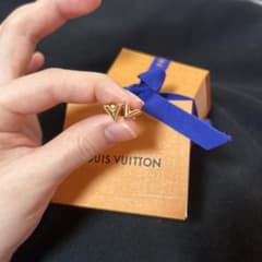 LOUIS VUITTON ピアス エッセンシャルVロゴ ゴールドのサムネイル