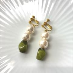ハンドメイド　イヤリング　グリーン　ビーズ　ゴールドのサムネイル