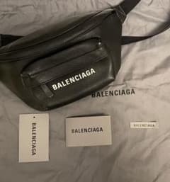 BALENCIAGA ボディバッグのサムネイル