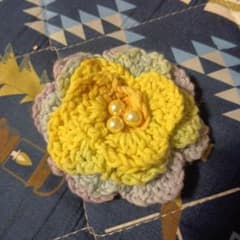ハンドメイド かぎ針編み 花のブローチのサムネイル