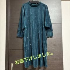 緑色のベルベットのワンピース